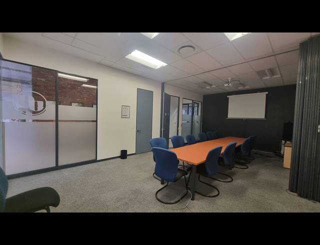 3,554M² OFFICE TO LET IN WOODSTOCK